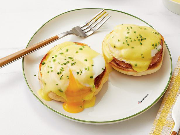 Easy to Make Eggs Benedict Breakfast Pizza Recipe